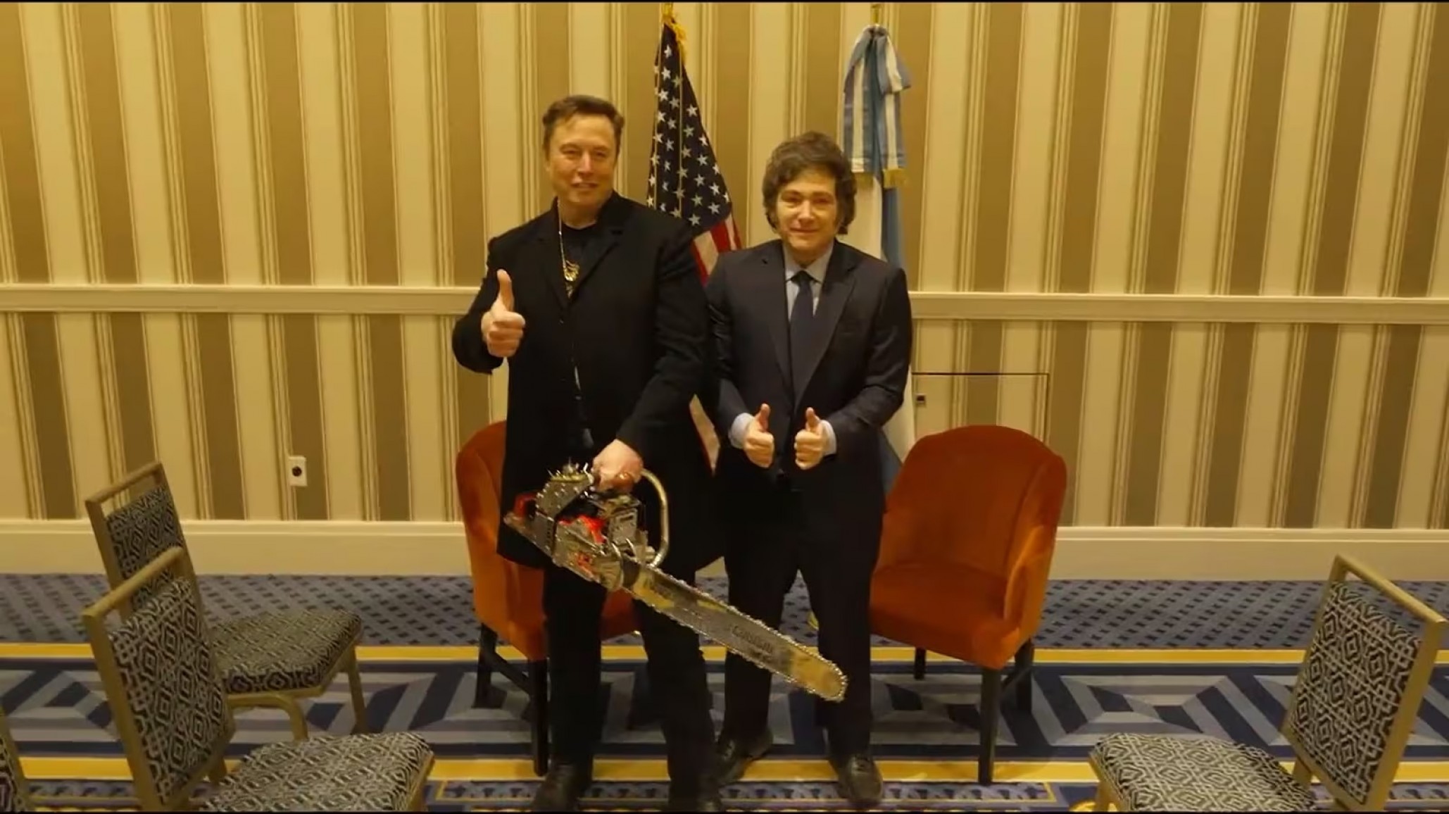 Javier Milei se reunió con Elon Musk y le regaló una motosierra