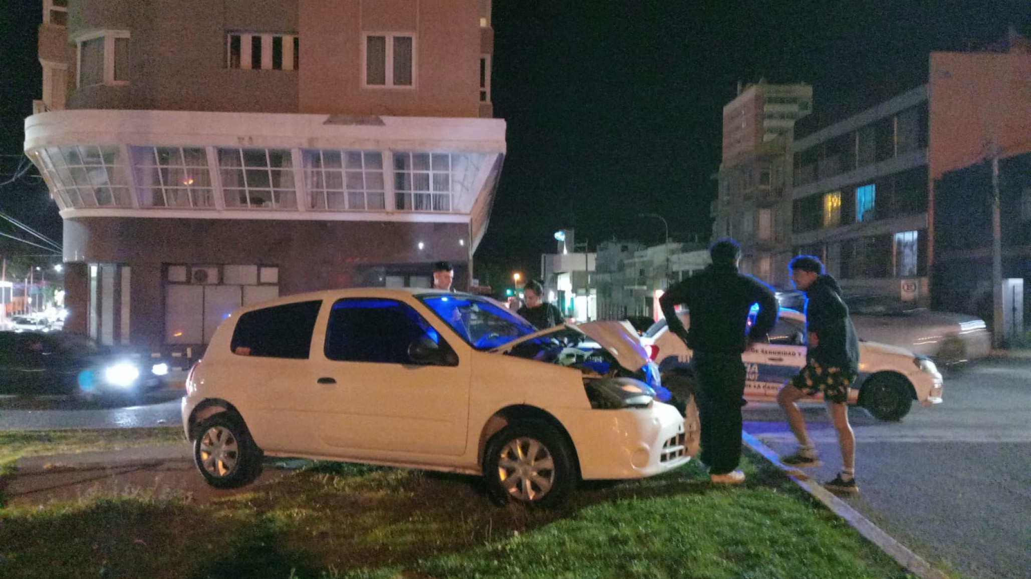 Accidente: choque entre dos autos en el centro