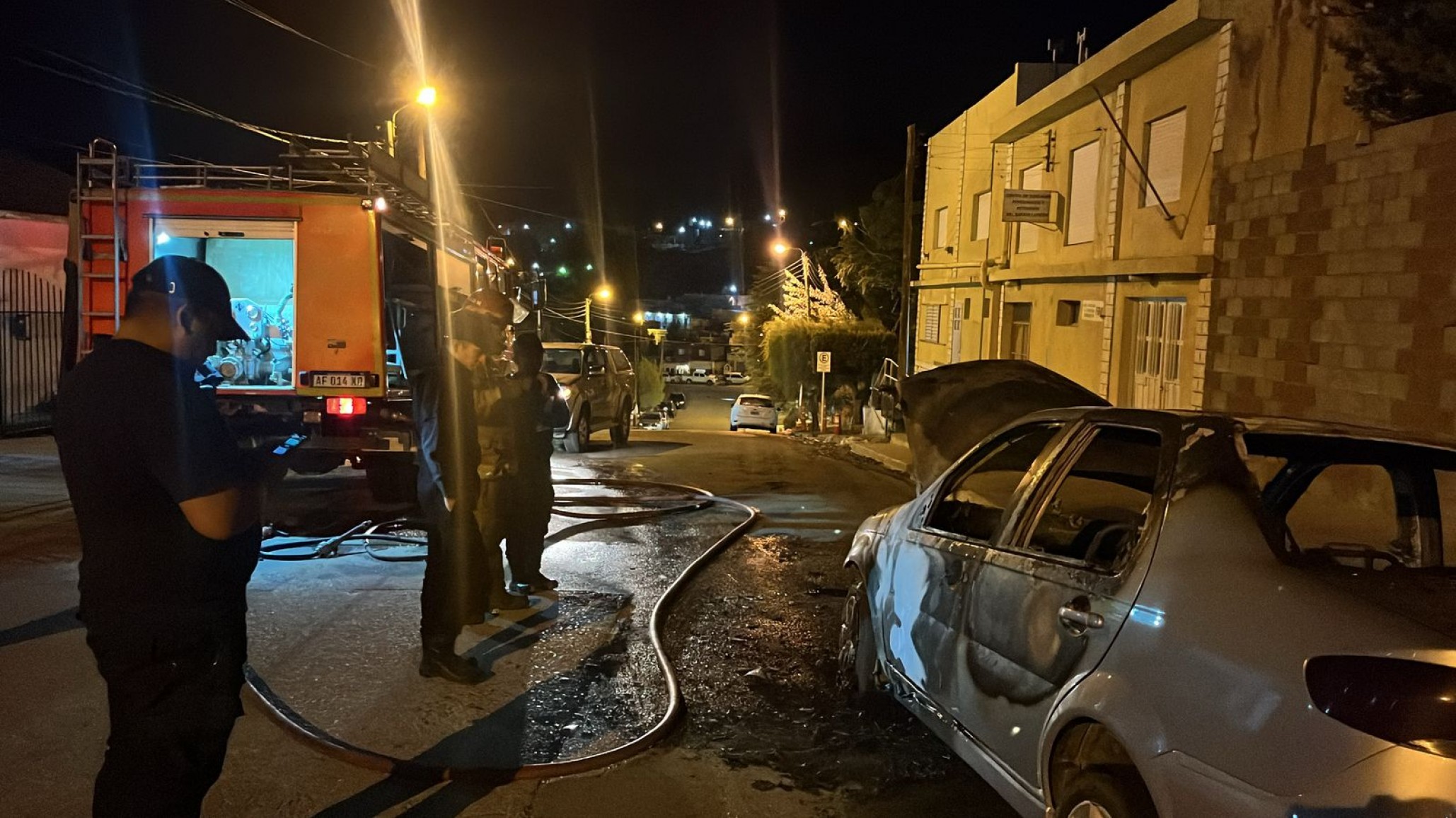 Un auto se incendió por una falla eléctrica en barrio Laprida