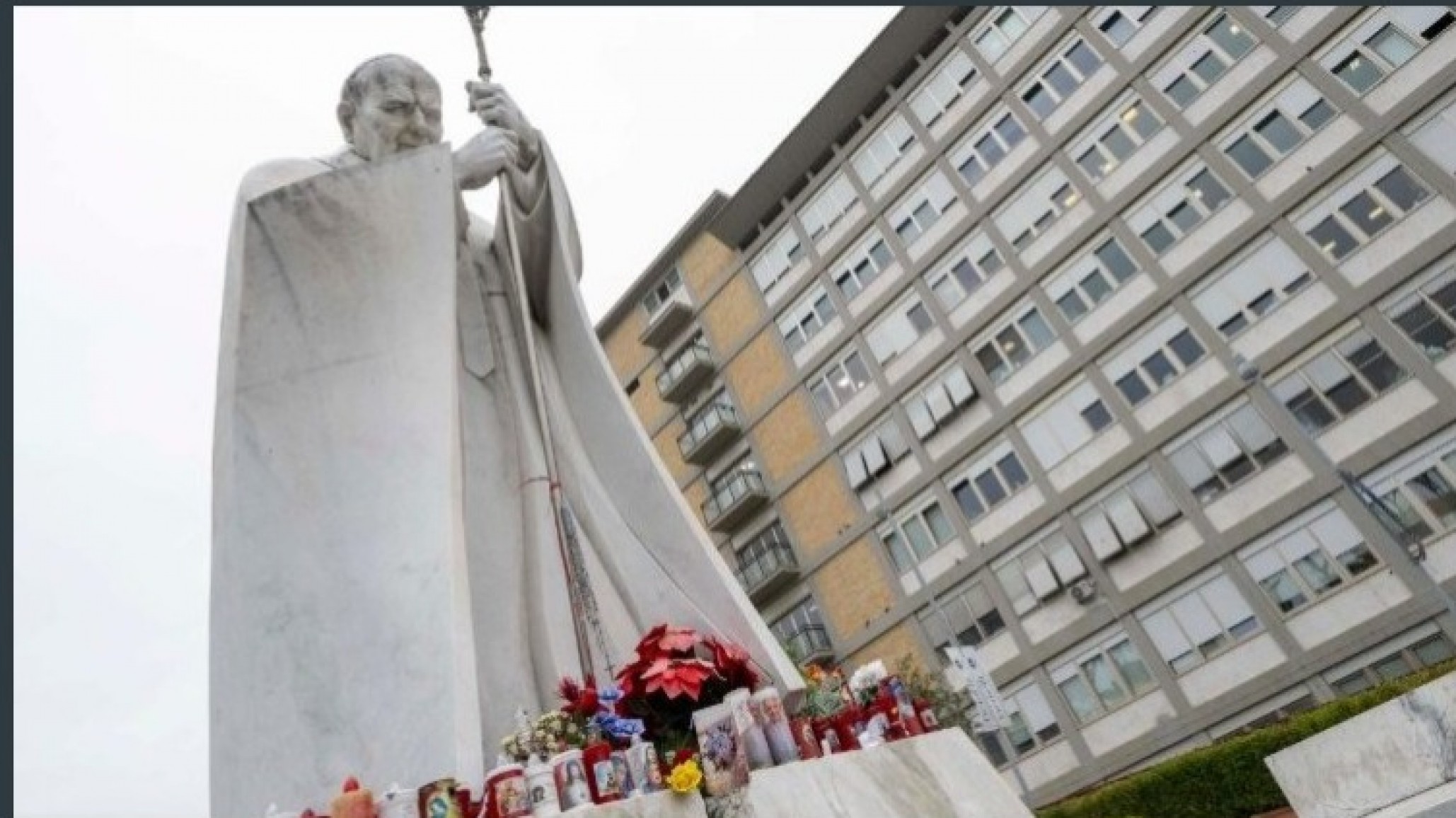 El Papa Francisco sigue en observación y recibió oxígeno de alto flujo