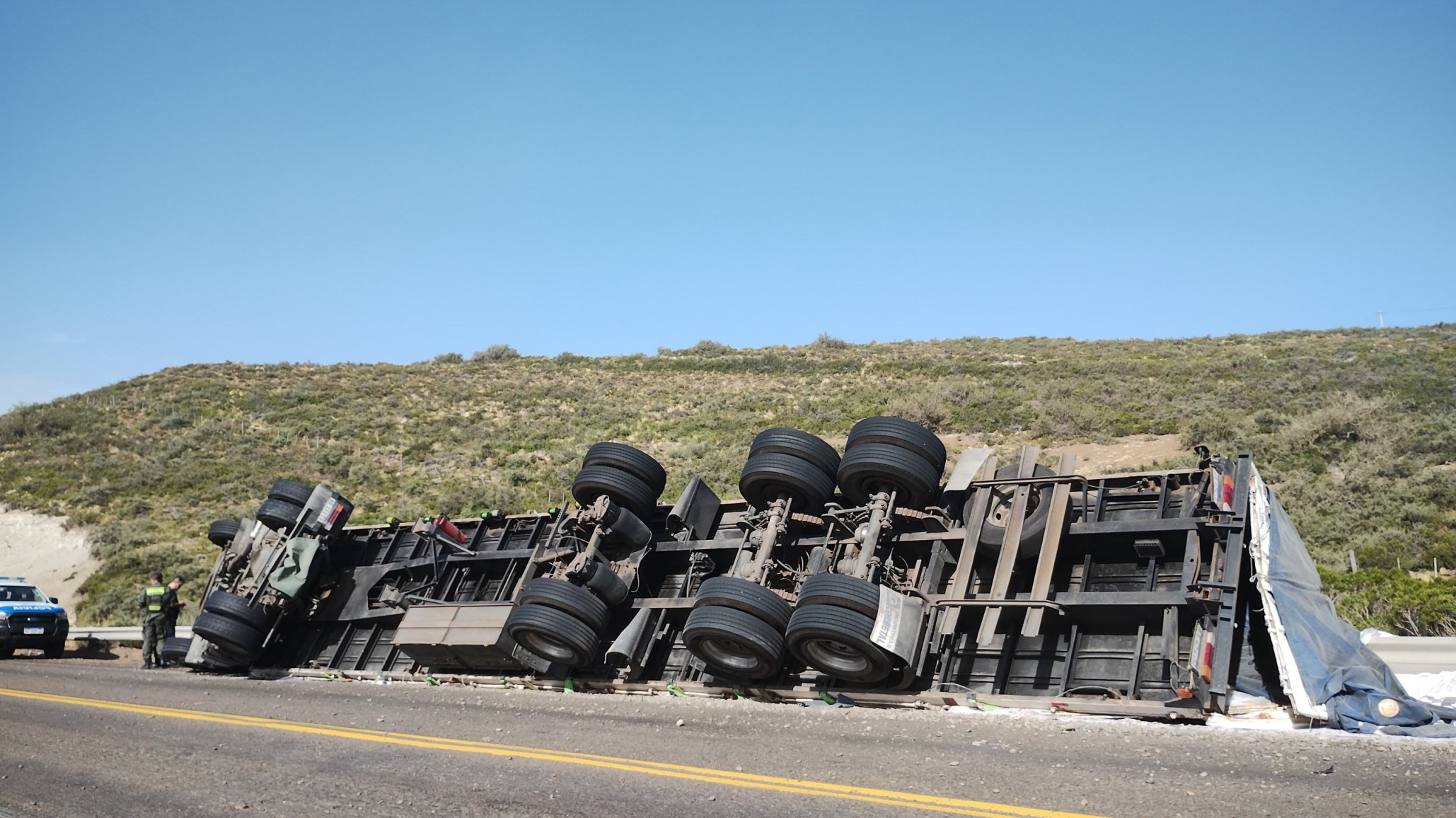 Ruta 3: perdió el control del camión y volcó