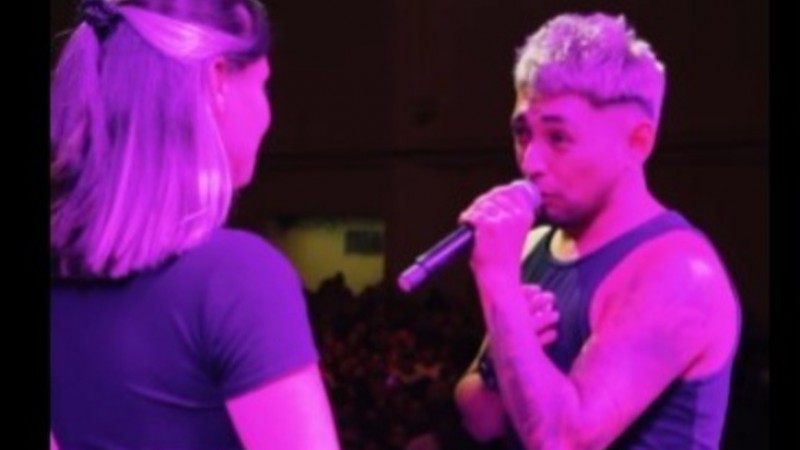 En pleno aniversario de Comodoro, cantante de Sin Bandera Patagonia hizo una emotiva propuesta de casamiento