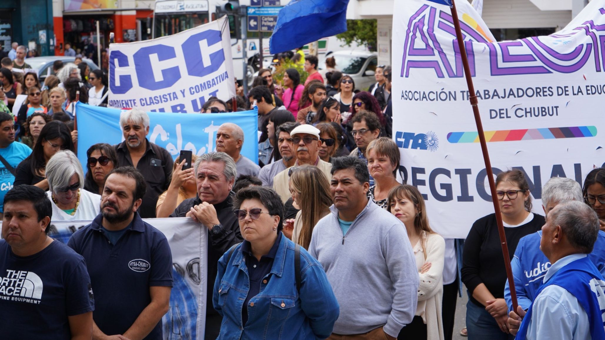 Gremios estatales reclaman frente al Concejo Deliberante por la crisis del ISSYS y restricciones m閐icas