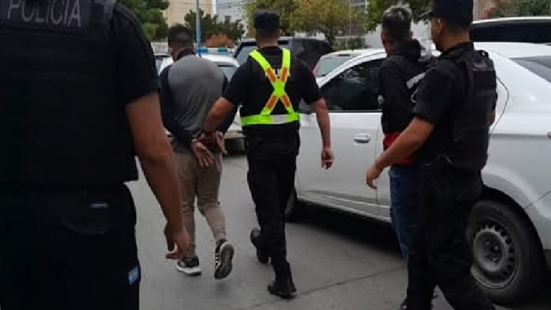 Sorprendieron a dos sujetos agachados debajo de una camioneta intentando robar una rueda