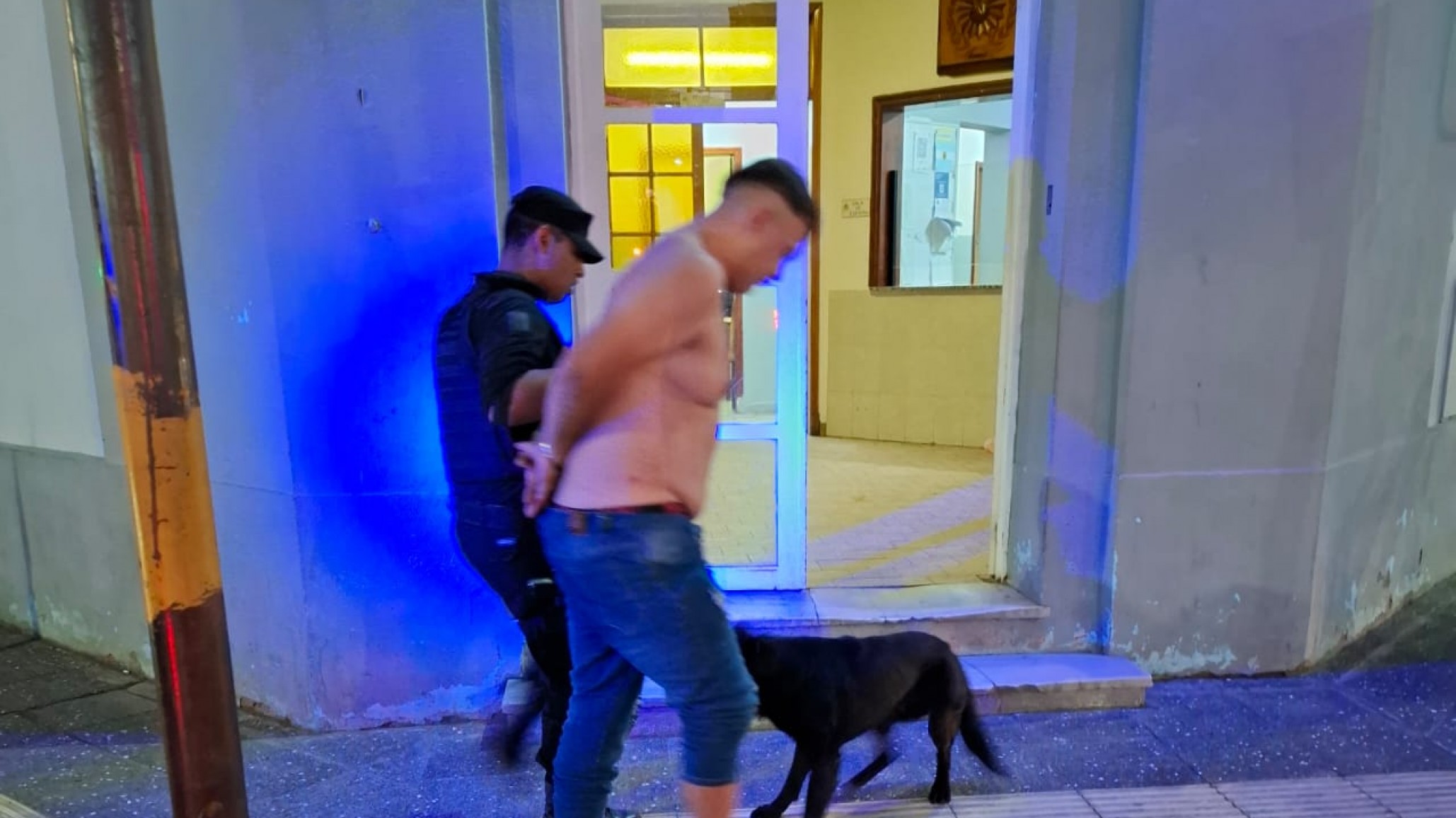 Un joven fue detenido por romper el vidrio de un comercio