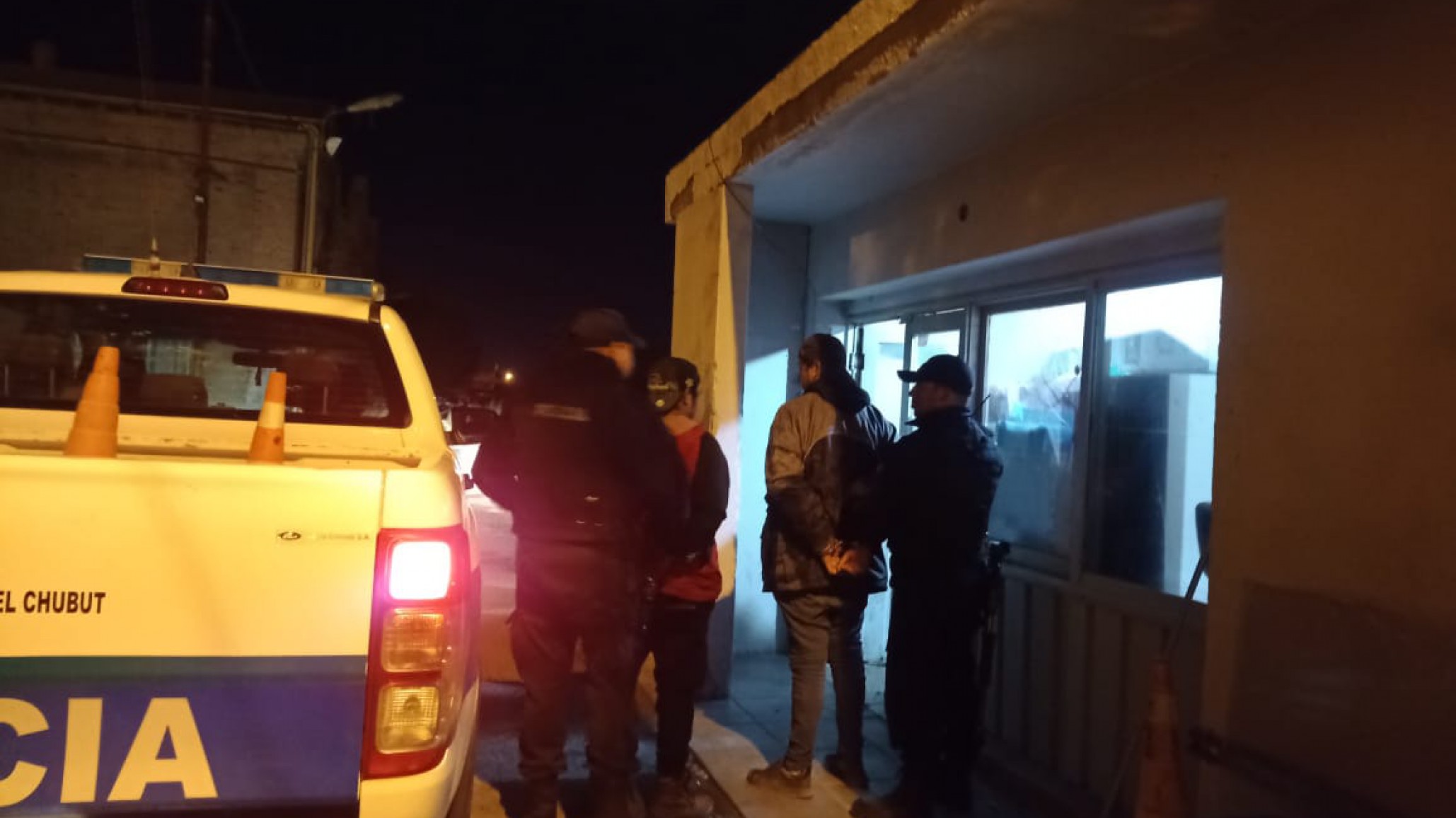 Violento reclamo de deuda en Km 8: rompieron un auto y una puerta