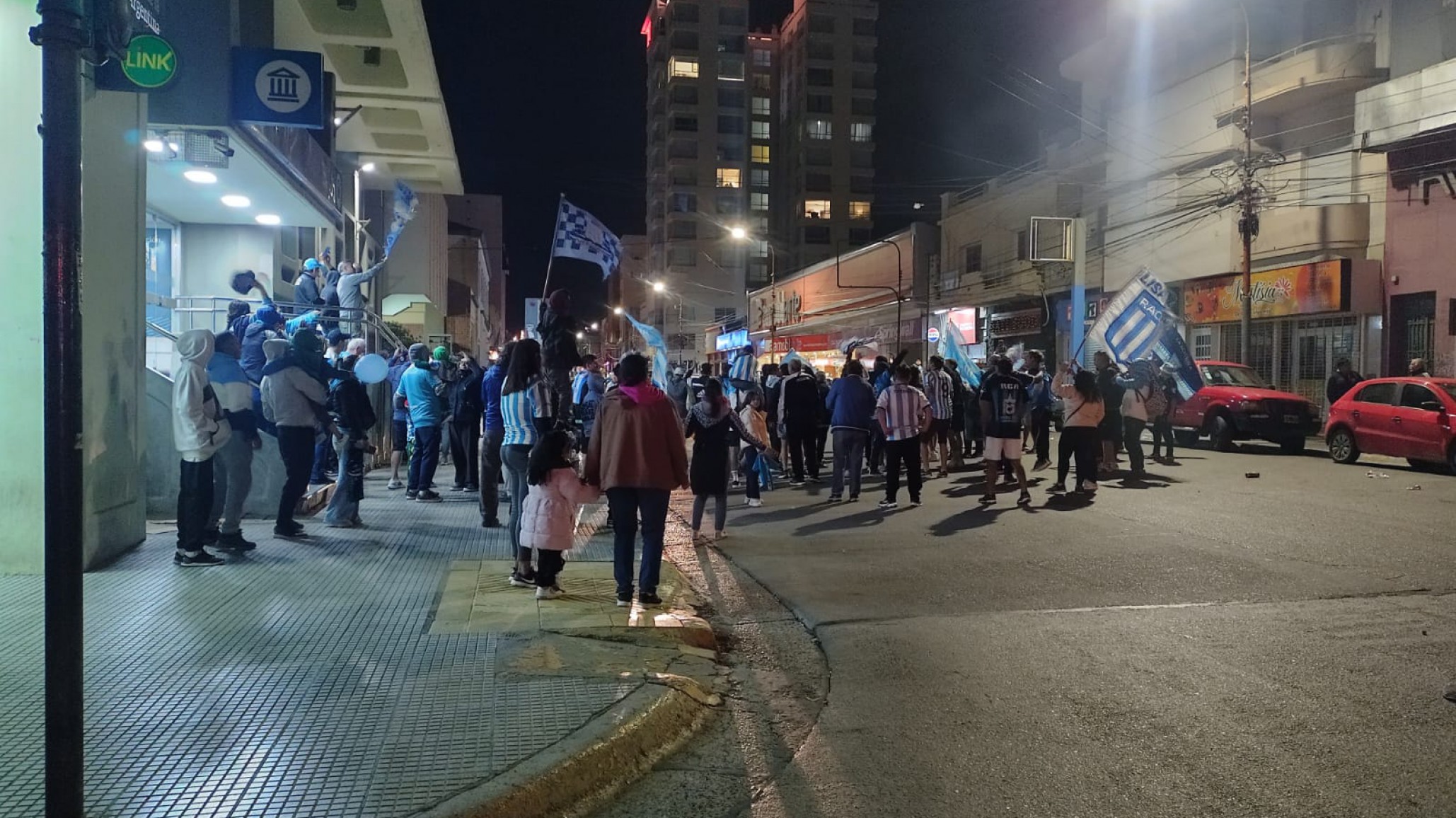 Los hinchas de Racing festejaron la Recopa en Comodoro