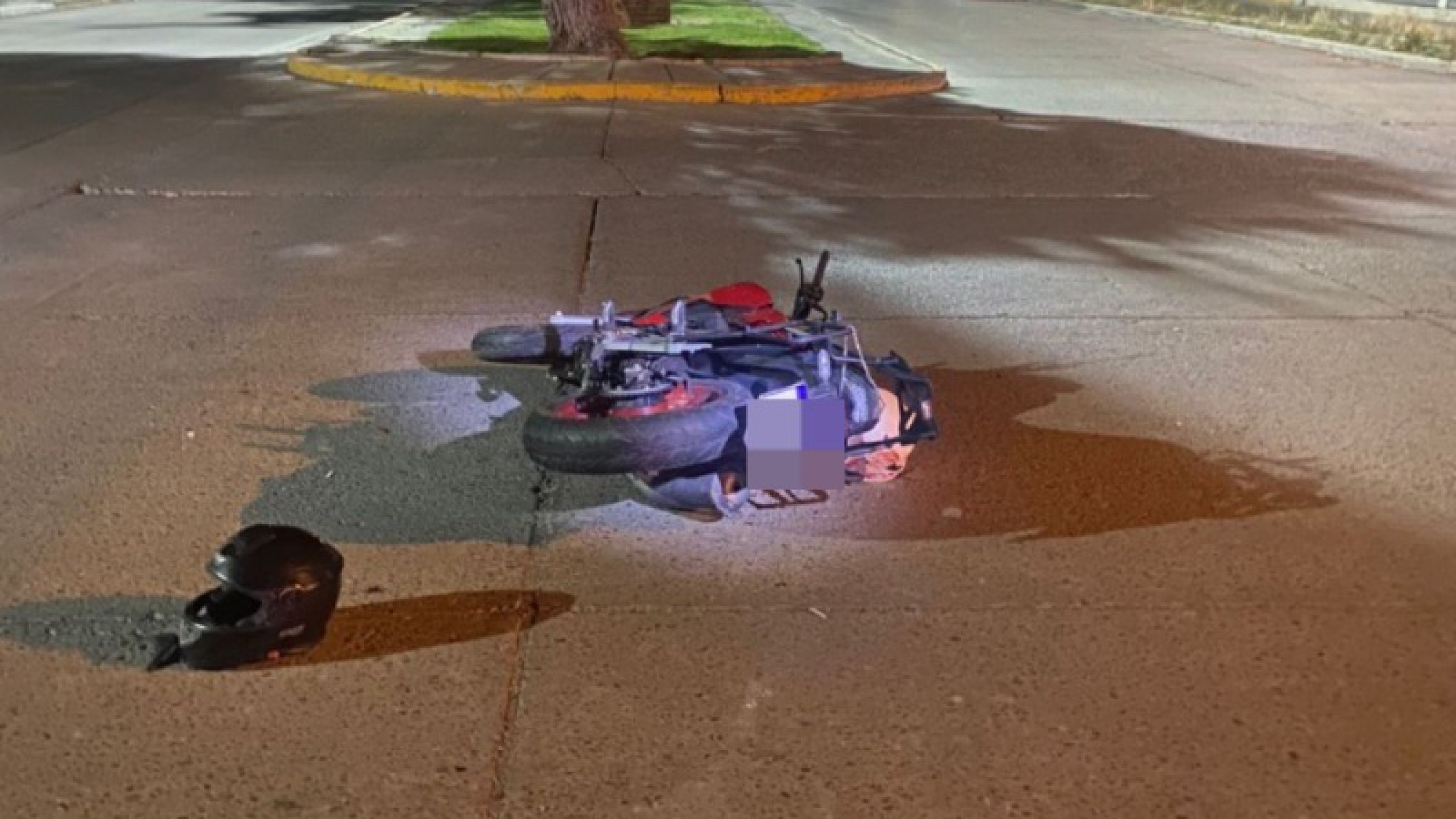 Un motociclista y su acompañante terminaron heridos tras chocar contra una camioneta