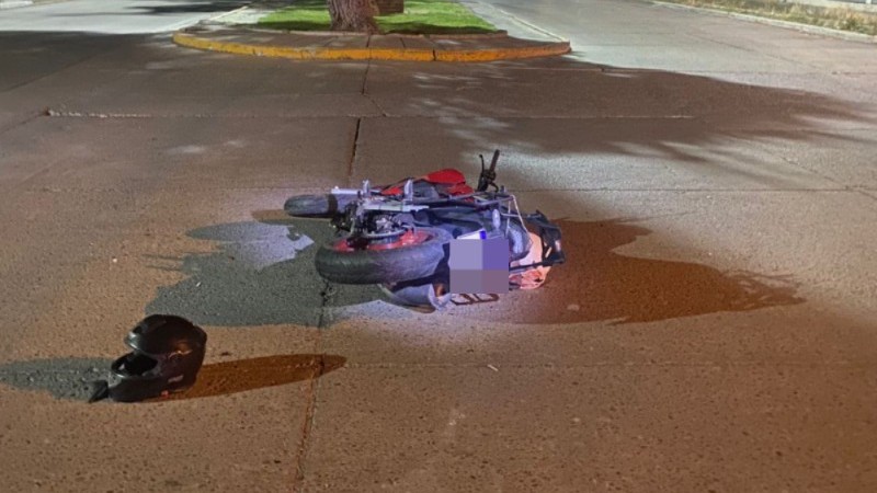 Un motociclista y su acompañante terminaron heridos tras chocar contra una camioneta