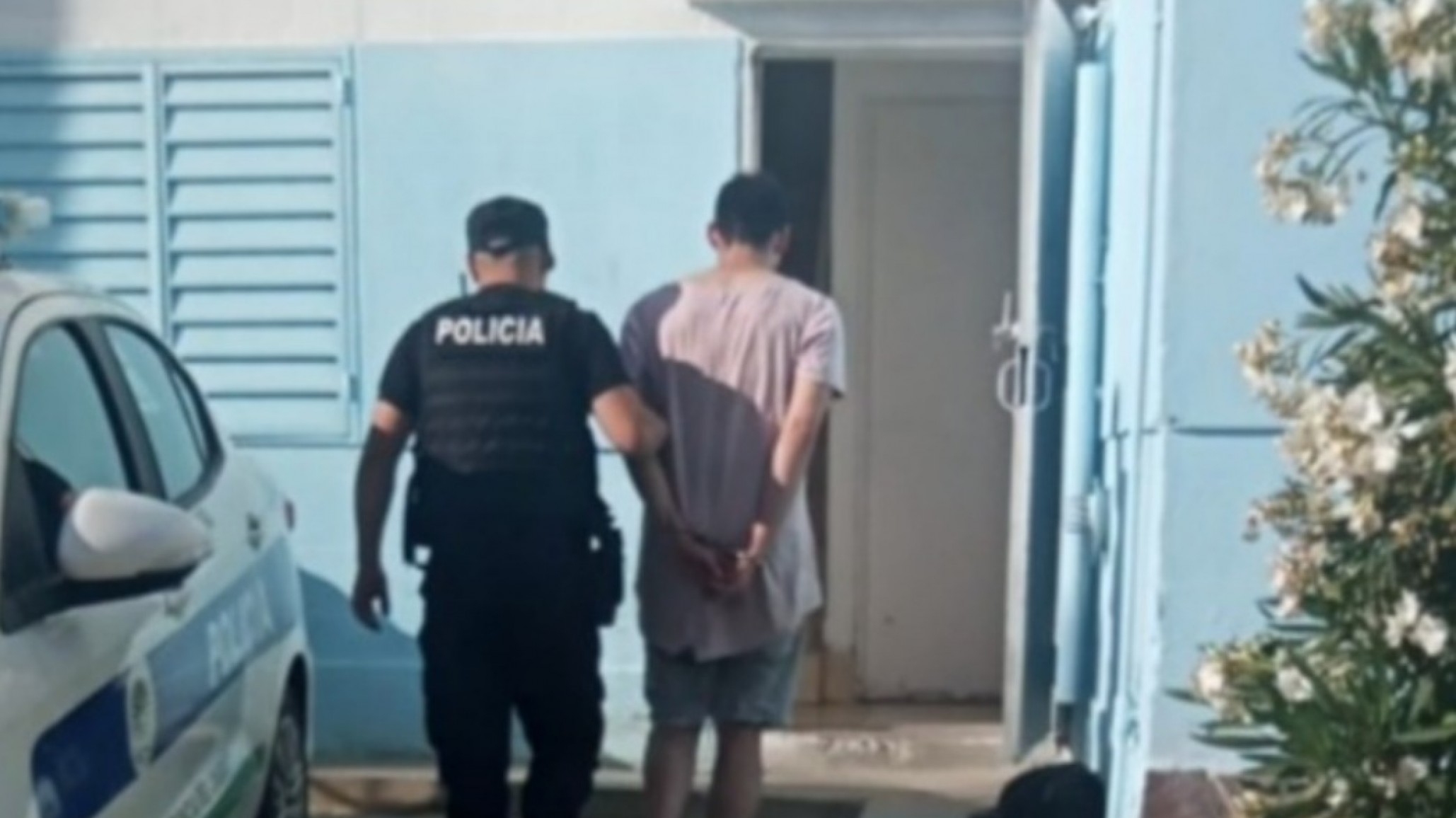 Lo sorprendió robando su televisor y lo amenazó de muerte con un cuchillo en el barrio 30 de Octubre