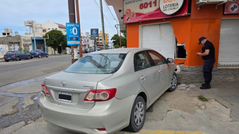 Choque y fuga en calle Alem: un auto terminó incustrado en una agencia de lotería