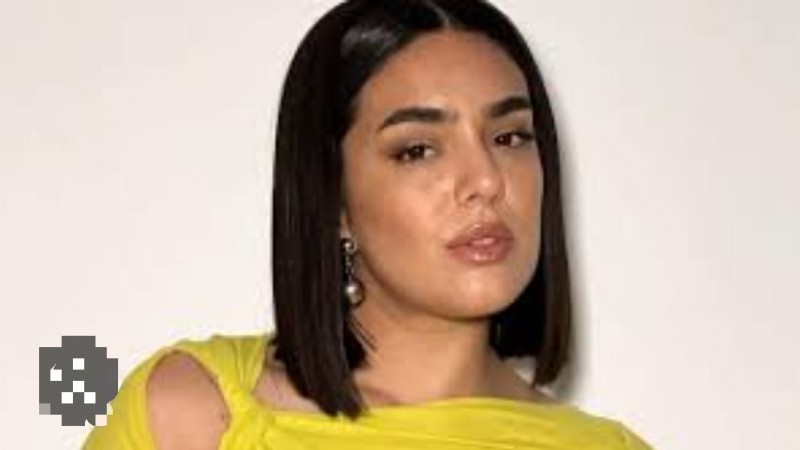 Ángela Leiva sufrió agresión en pleno show: le arrojaron un hielo al rostro