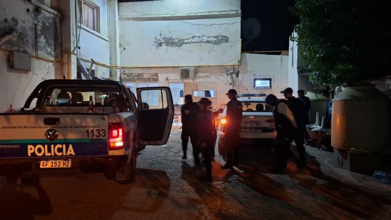 Dos menores robaron snacks y helados en un kiosco, la empleada los vio y la policía los atrapó