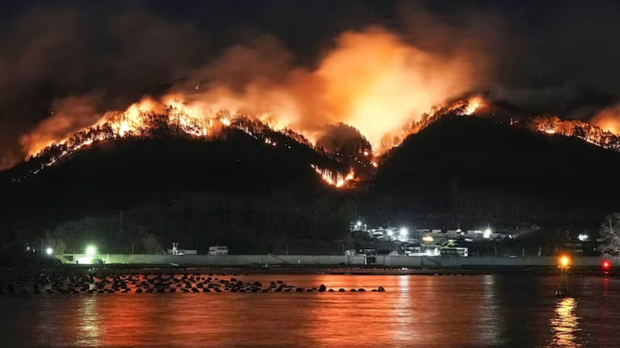 Japón enfrenta el peor incendio forestal en 50 años: un muerto y más de 4000 evacuados