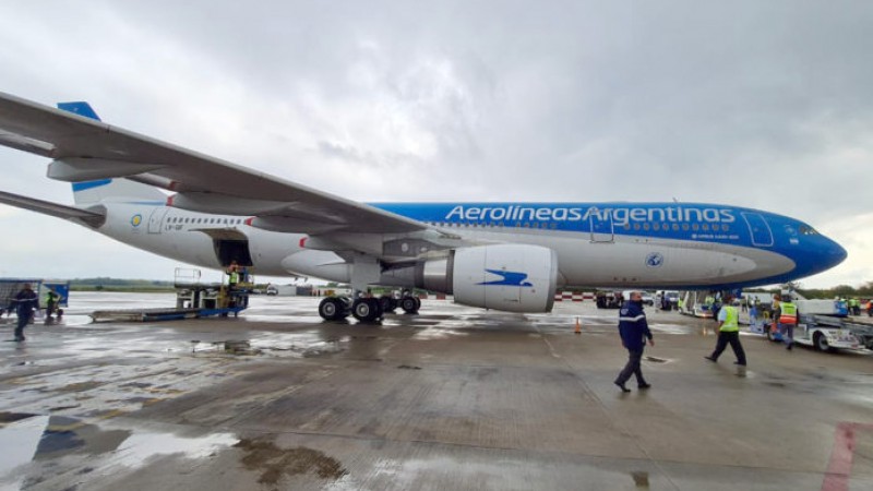 Un avión de Aerolíneas sufrió una falla y aterrizó de emergencia en Ezeiza