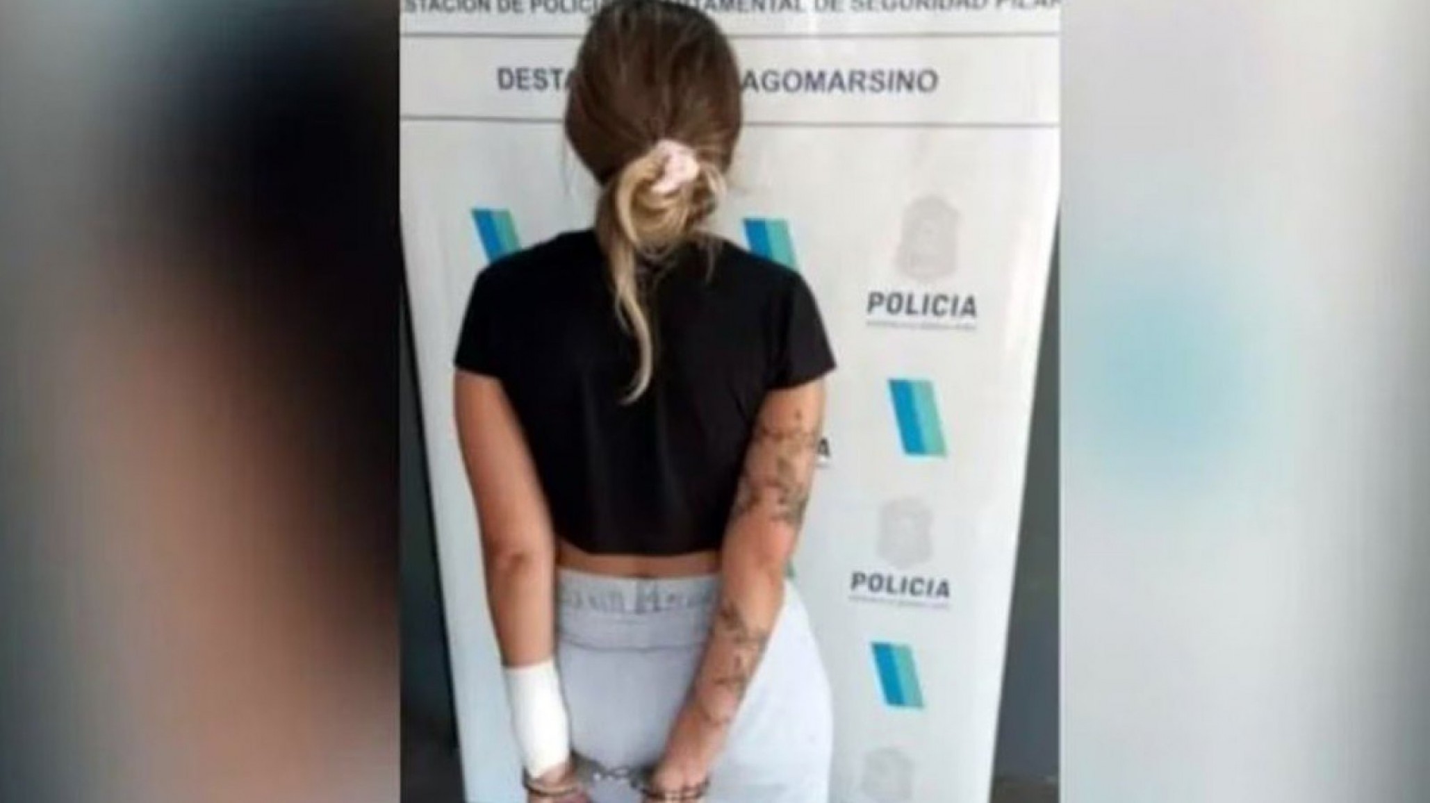 Descubrió a su novio y a otra mujer teniendo relaciones sexuales en el living de su casa: los roció con alcohol y prendió fuego todo