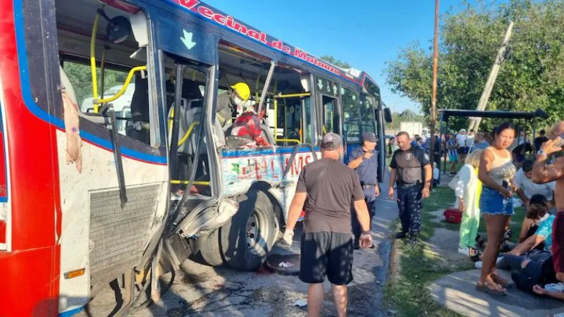 Un choque entre un colectivo y un camión dejó como saldo dos personas muertas y una mujer con el brazo amputado