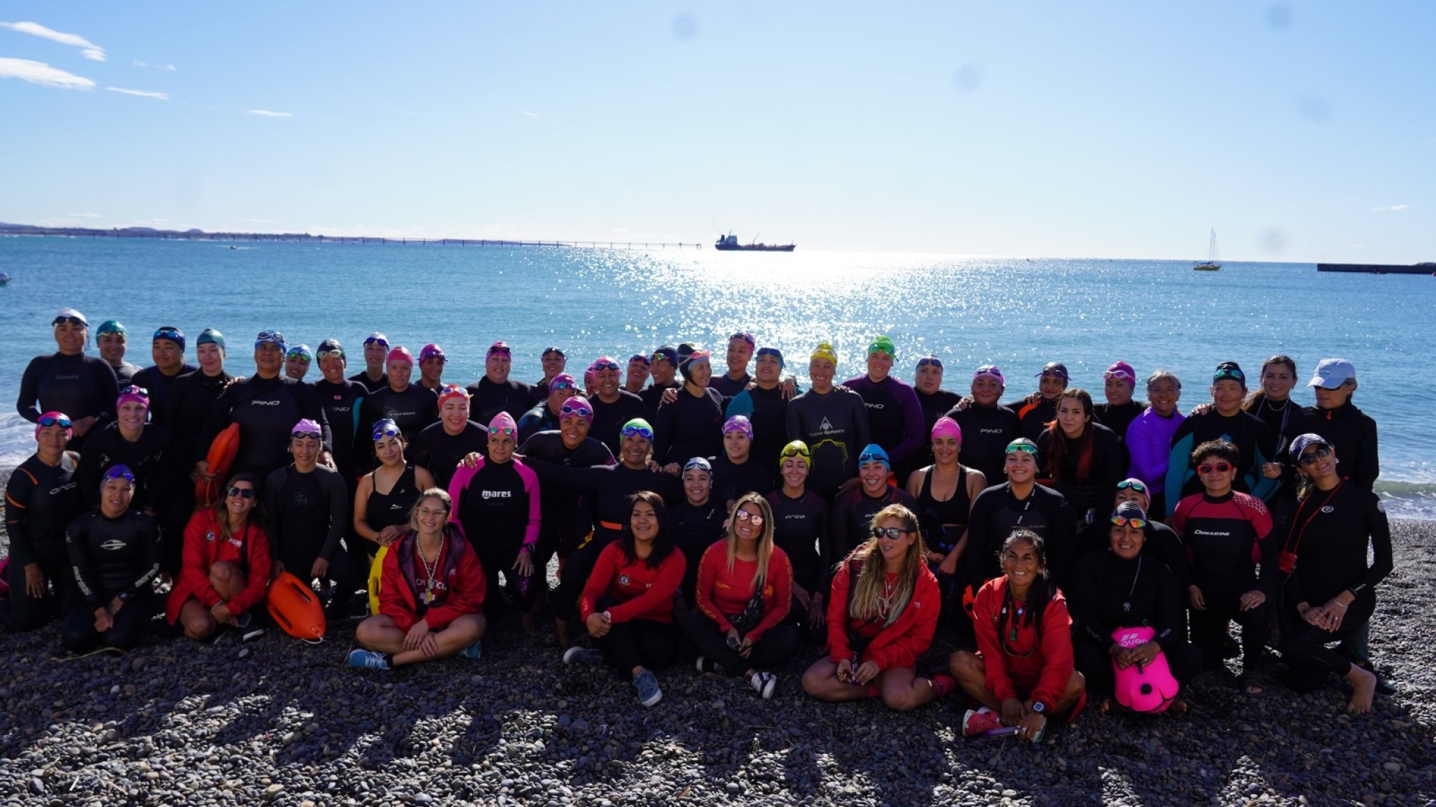 Las guardavidas conmemoraron el Día de la Mujer con una travesía de natación