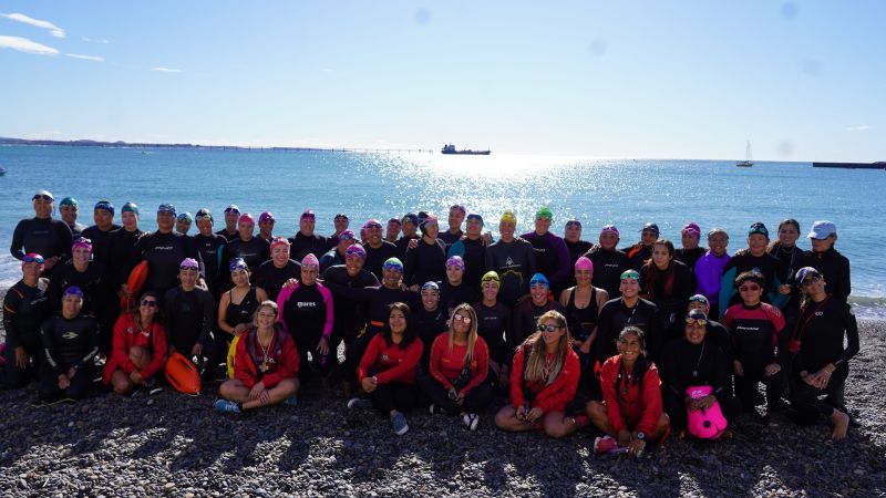 Las guardavidas conmemoraron el Día de la Mujer con una travesía de natación