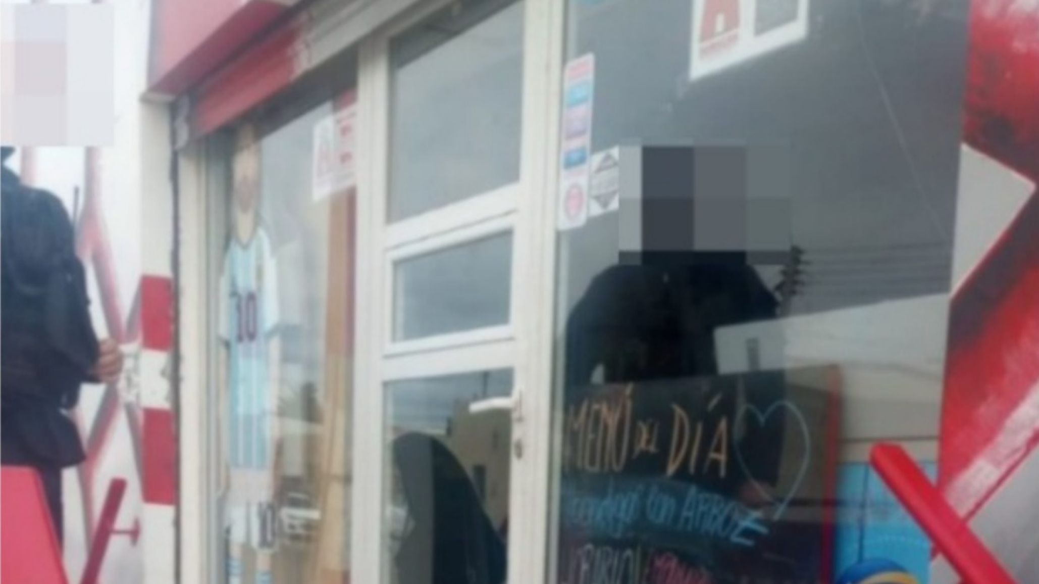Robo en kiosco de Huracán: Destrozaron la vidriera y saquearon mercadería