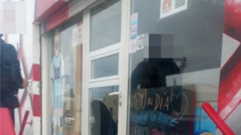 Robo en kiosco de Huracán: Destrozaron la vidriera y saquearon mercadería