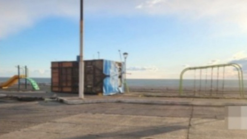 Las ráfagas de viento tiraron carritos de comida en la costanera de Caleta Olivia