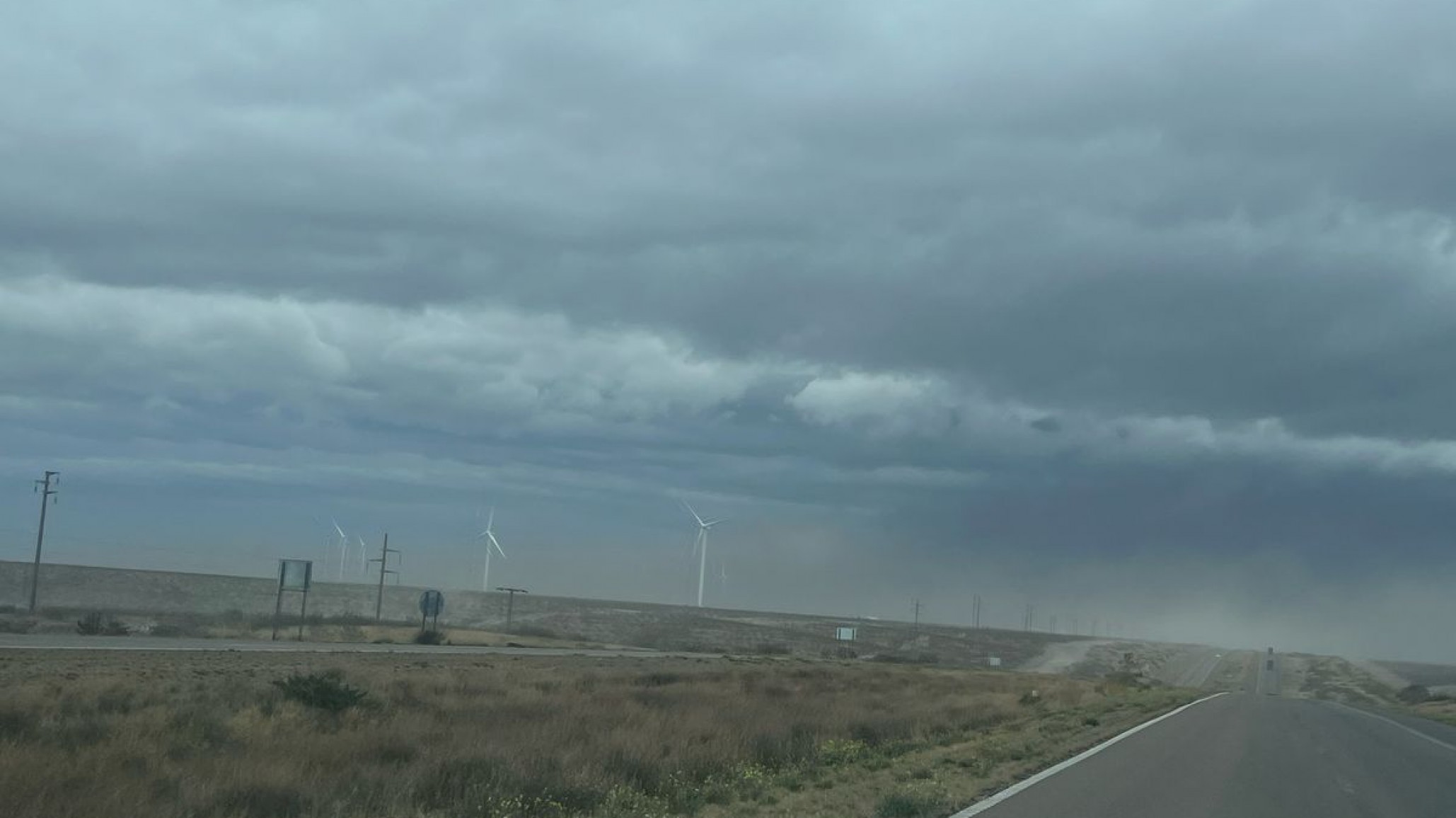 Precaución en la Ruta 3: Polvo y ceniza dificultan la visibilidad entre Puerto Madryn y Trelew