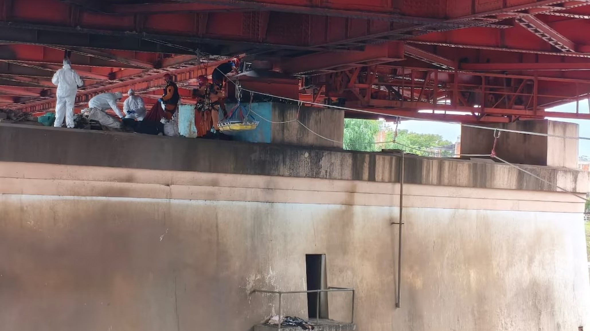 Hallaron un cuerpo en avanzado estado de descomposición en el Puente Alsina