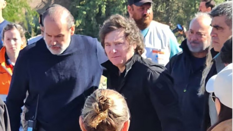 Milei visitó Bahía Blanca tras el temporal: "La ciudad sigue esperando asistencia de Nación"