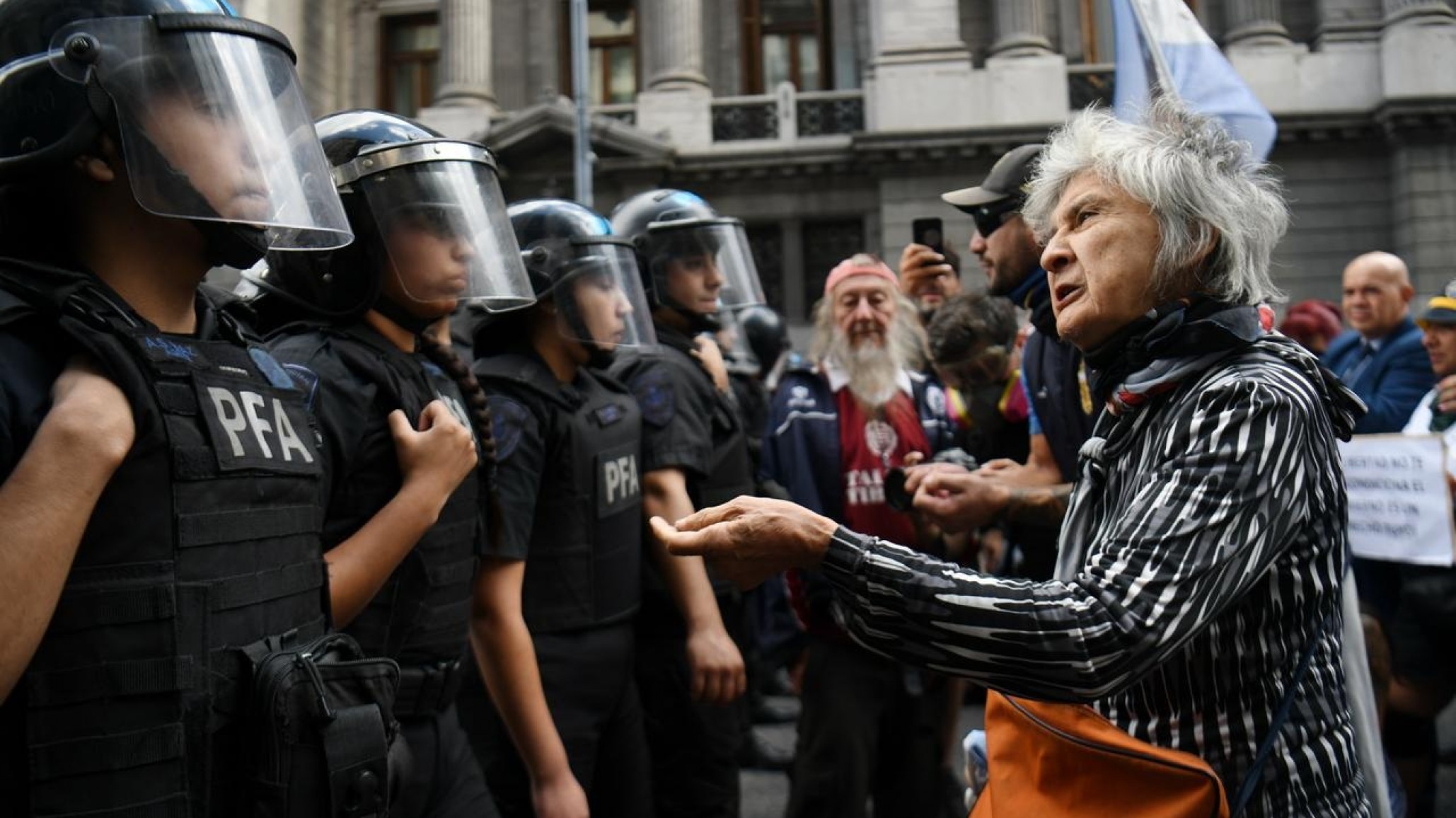 Hinchas de fútbol acompañaron la marcha de los jubilados: detenidos, gases lacrimógenos y uso excesivo de la fuerza