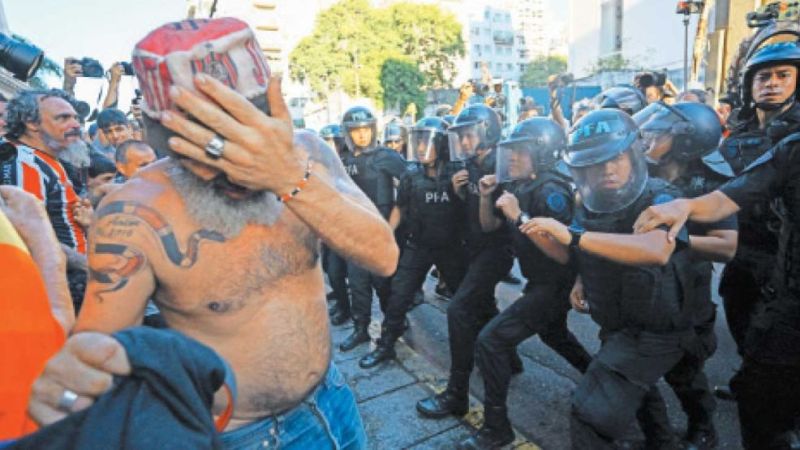 El Club del exintendente Di Pierro en la mira por el enfrentamiento entre hinchas y policías en la Marcha del Congreso