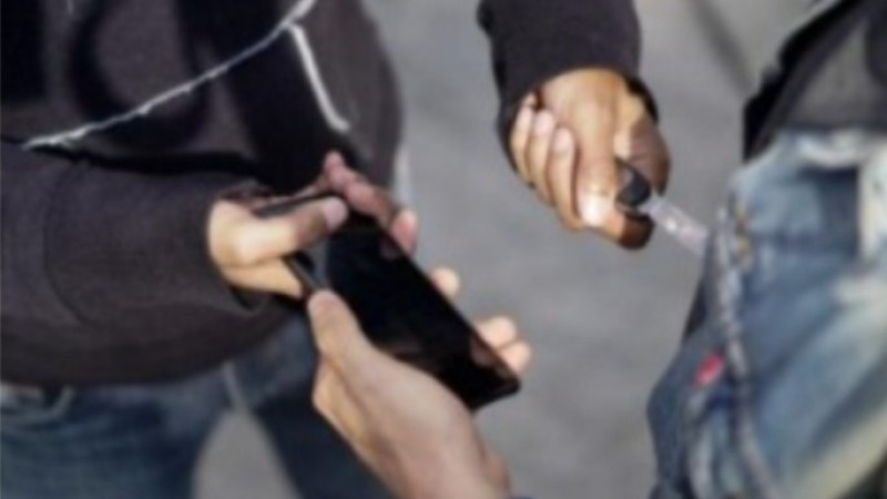Asaltaron a una adolescente de 15 años con un arma blanca en Comodoro y le robaron el celular