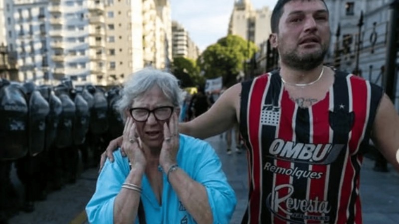 Bullrich exige sanciones a clubes de fútbol por la participación de hinchas en la marcha