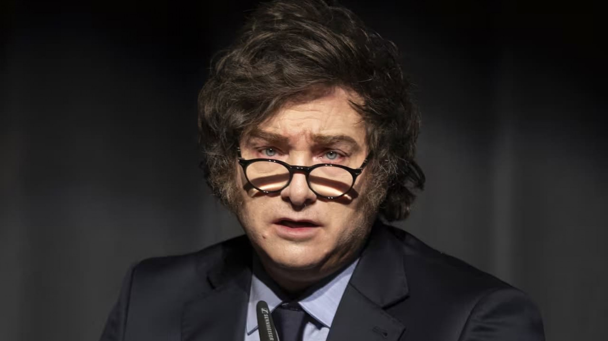 Javier Milei suspendió su viaje a España por la "delicada situación" en Argentina