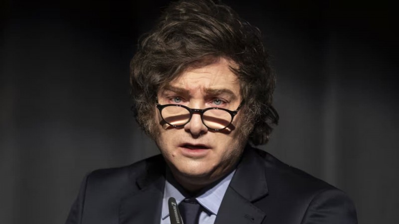 Javier Milei suspendió su viaje a España por la "delicada situación" en Argentina