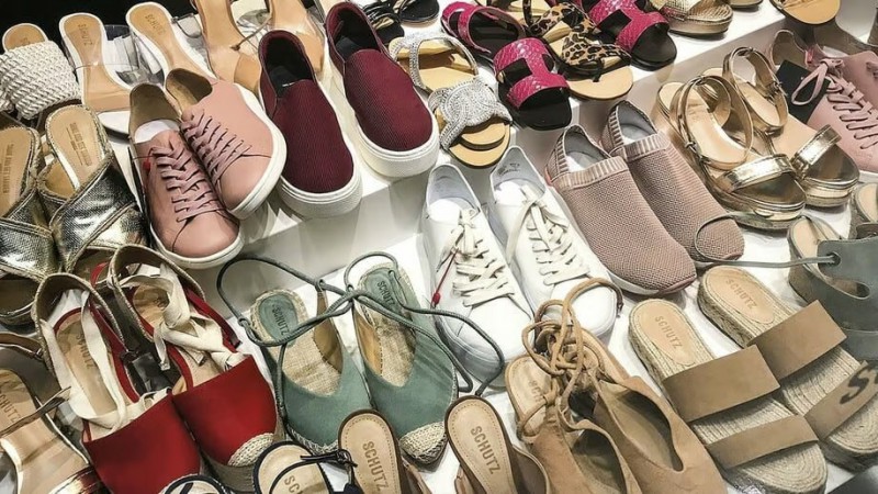 Caputo anunció rebaja de impuestos a la importación de ropa, calzado y telas