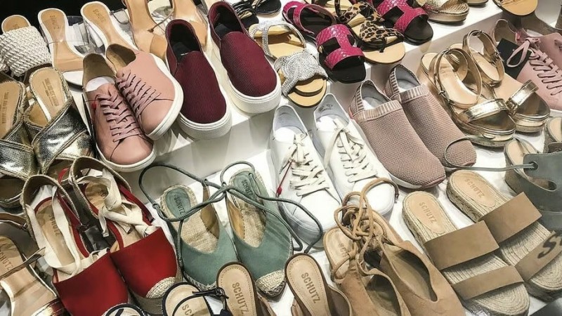 Caputo anunció rebaja de impuestos a la importación de ropa, calzado y telas