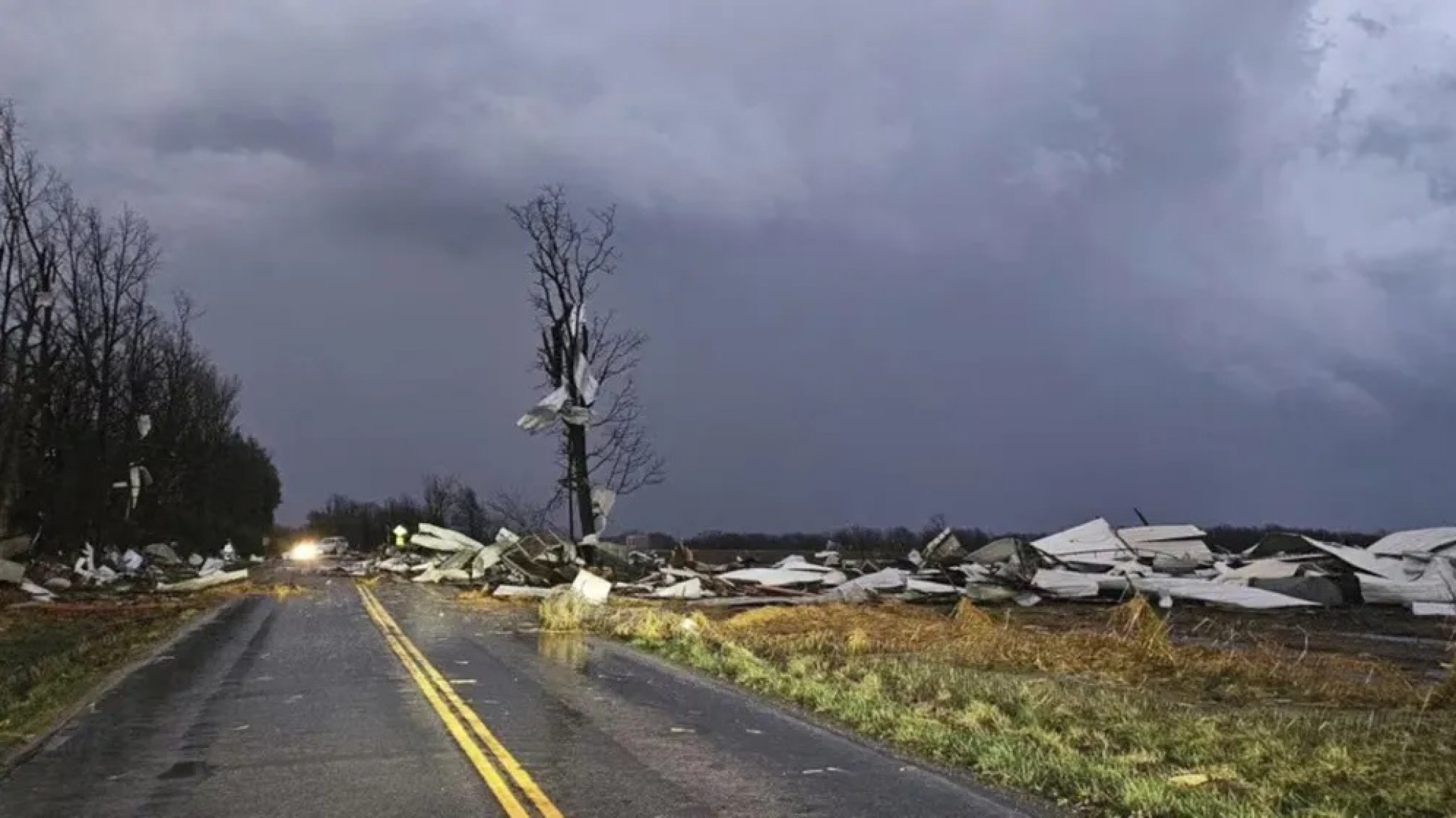 Tornados y vientos huracanados en EE. UU. dejan al menos 17 muertos