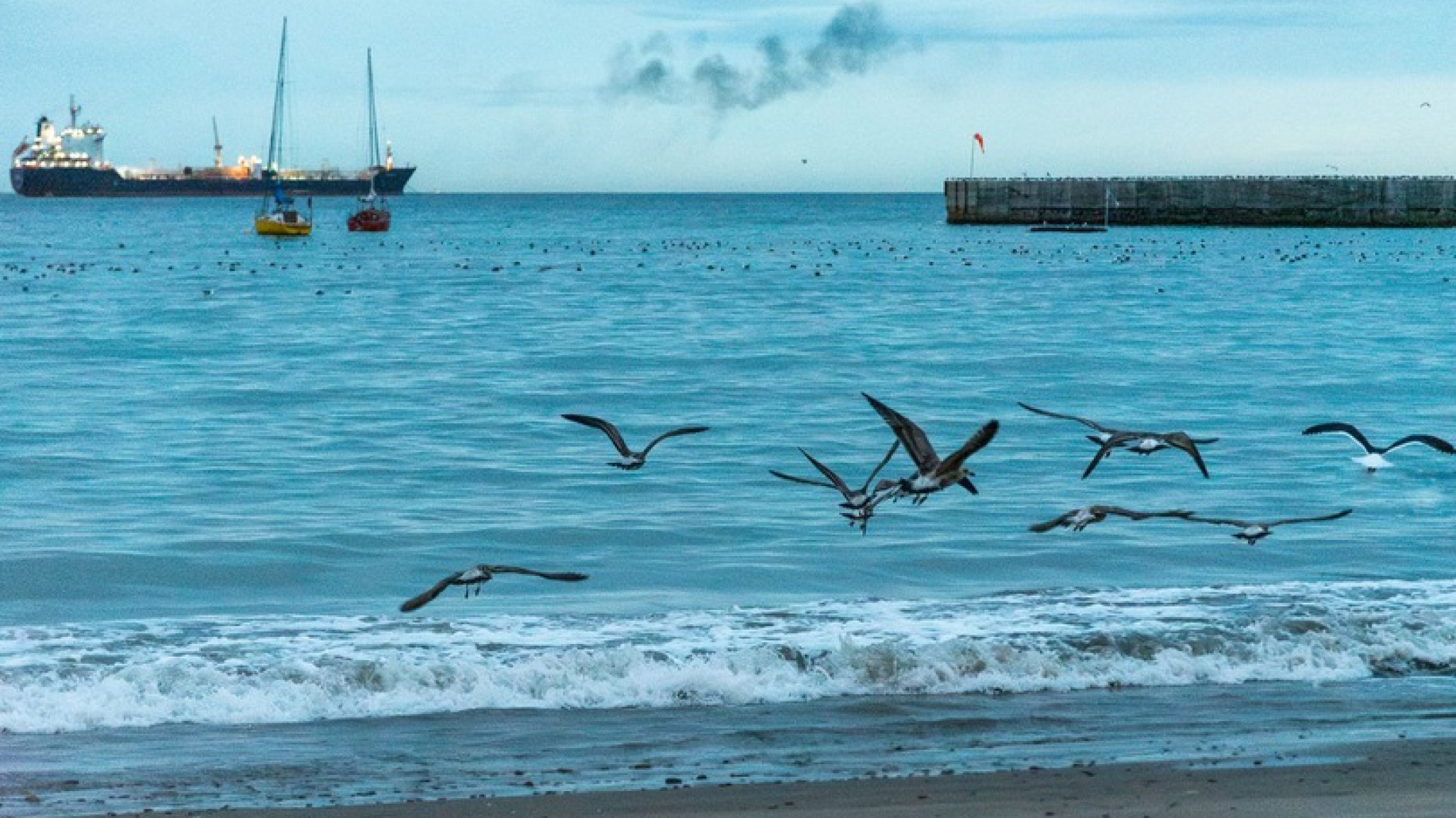 Domingo con viento y cielo parcialmente nublado en Comodoro