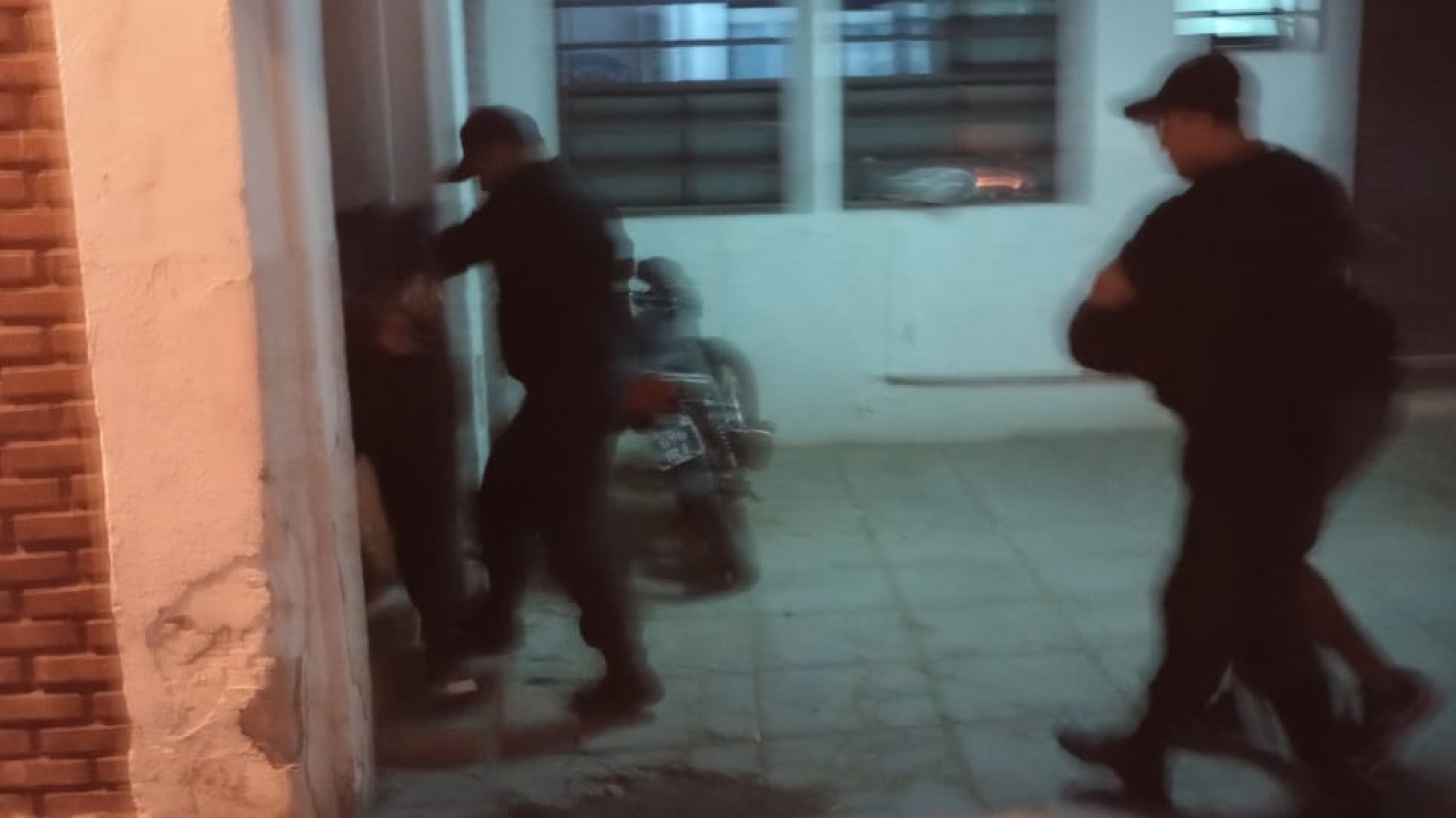 Dos hombres fueron sorprendidos robando en el garaje de una casa