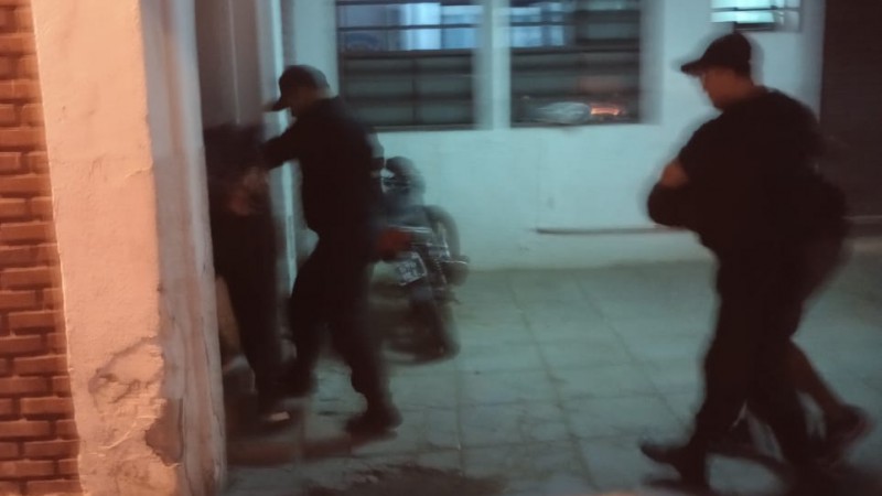 Dos hombres fueron sorprendidos robando en el garaje de una casa