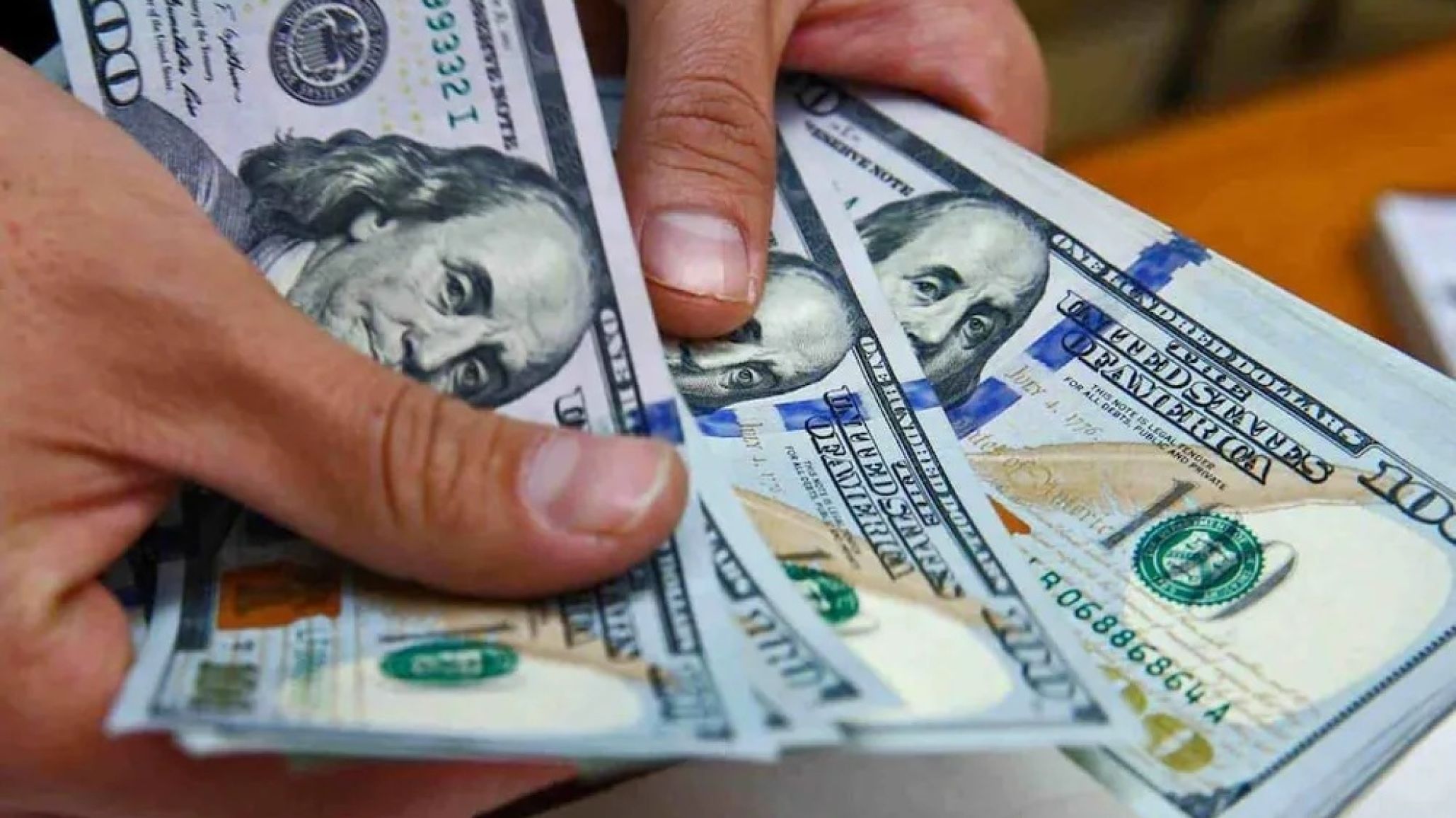 D髄ar blue se dispara y se acerca a los $1300 en medio de una incertidumbre financiera