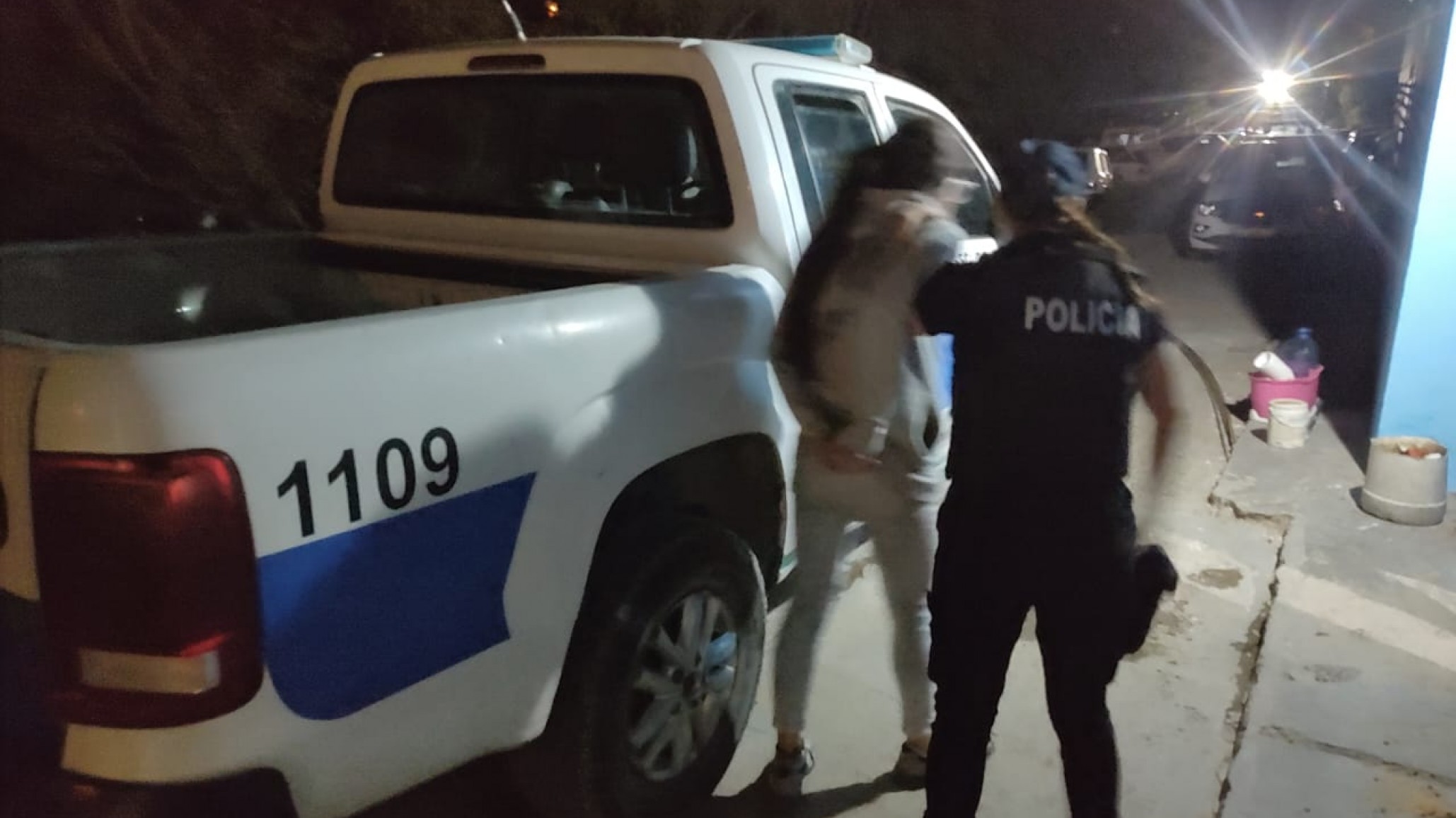 Detuvieron a una mujer que era buscada por la justicia: la encontraron en la casa de su hermana y se negaba a irse