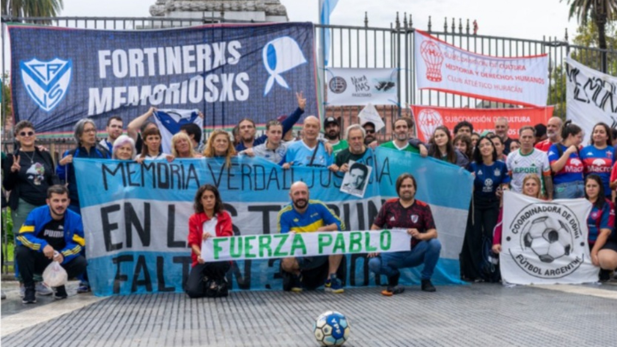 Pablo Nolasco Flores explicó por qué las hinchadas apoyan a los jubilados: "El fútbol todavía conserva cierto espacio de socialización"