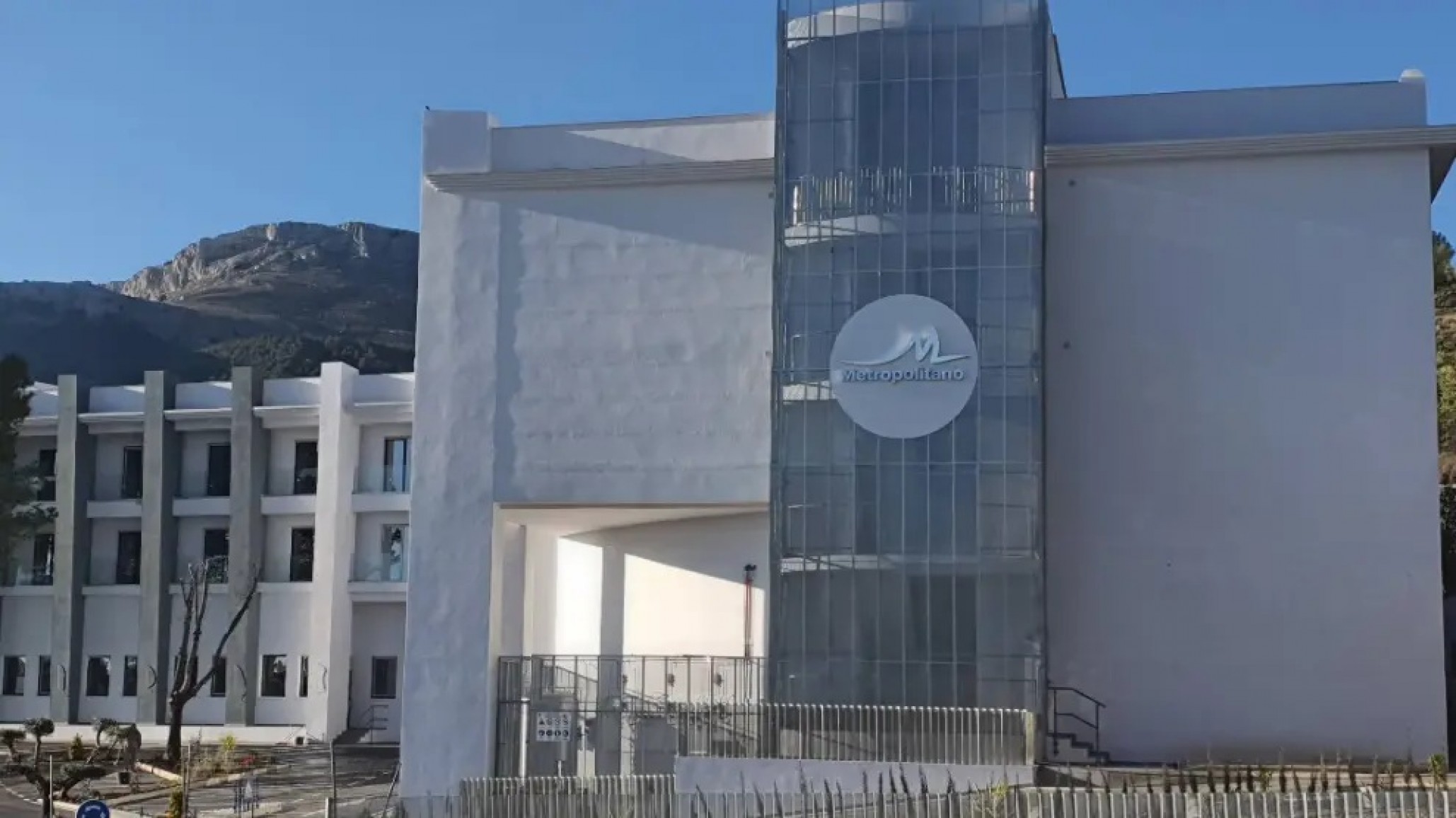 Abandonaron a una mujer muerta en silla de ruedas, con capucha y mascarilla, frente a un hospital