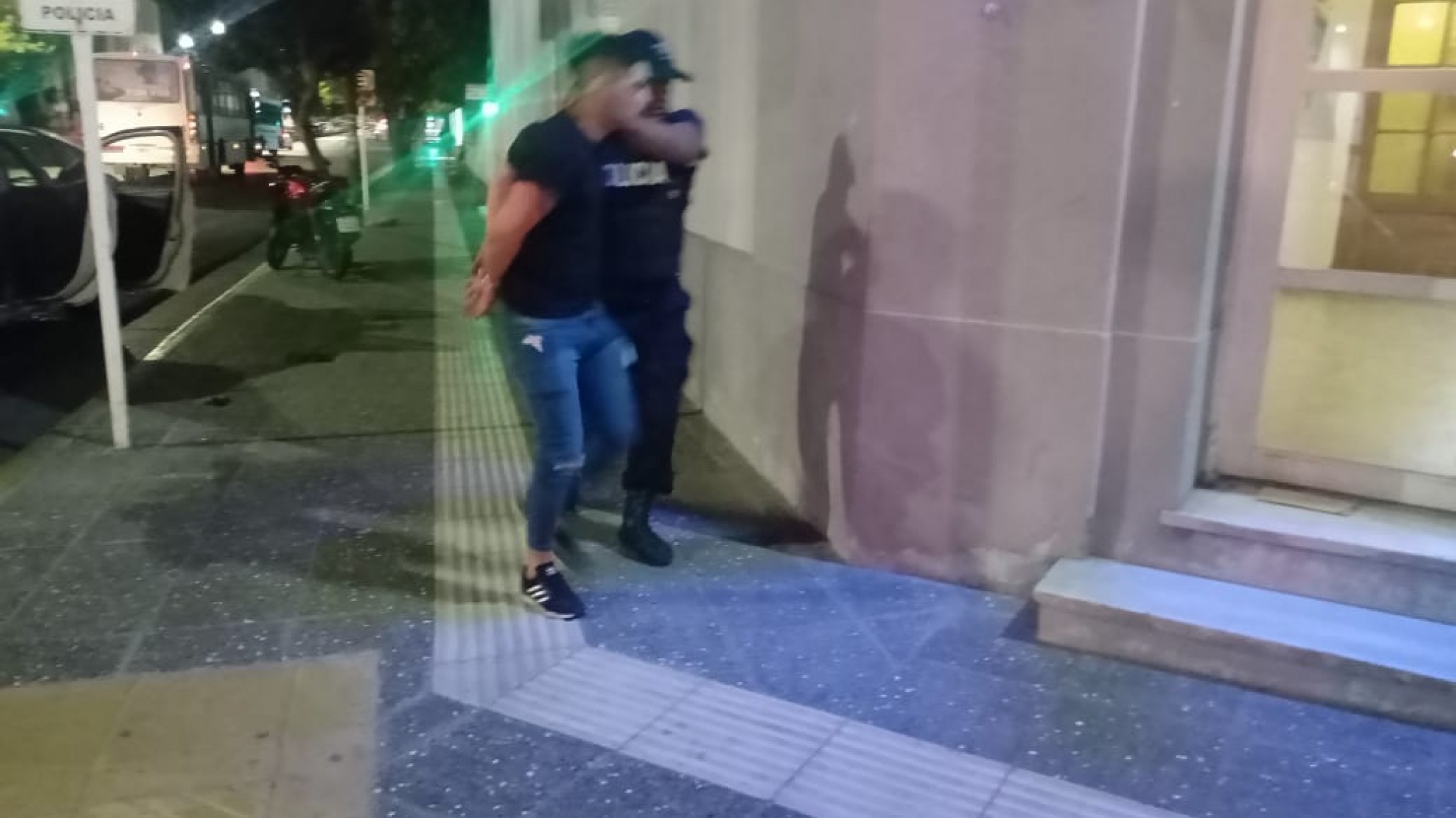 Lo detuvieron por atacar a un policía y a un hombre a la salida del boliche