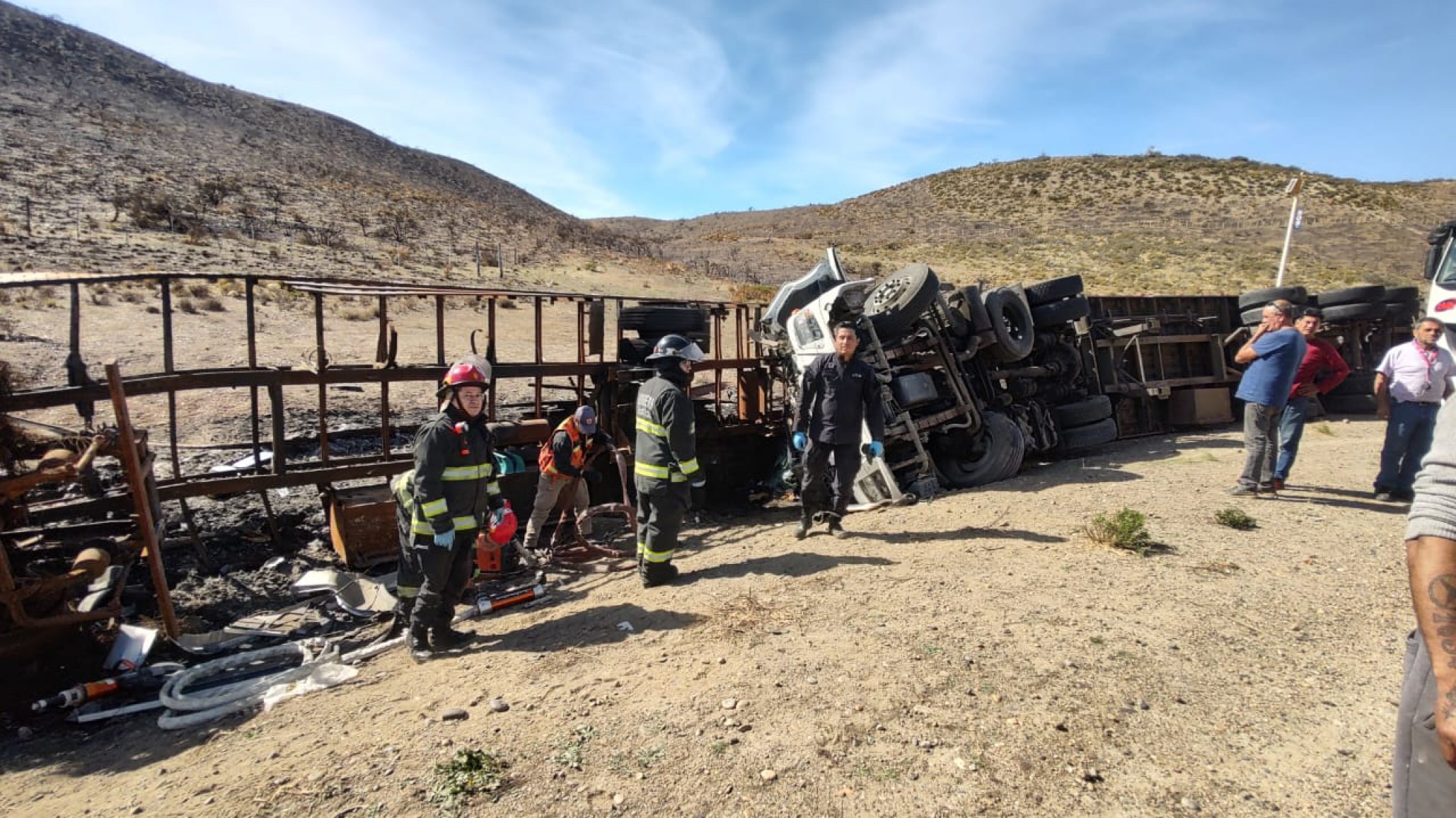 Un camión volcó en Bajada Minerales y un hombre debió ser rescatado por bomberos
