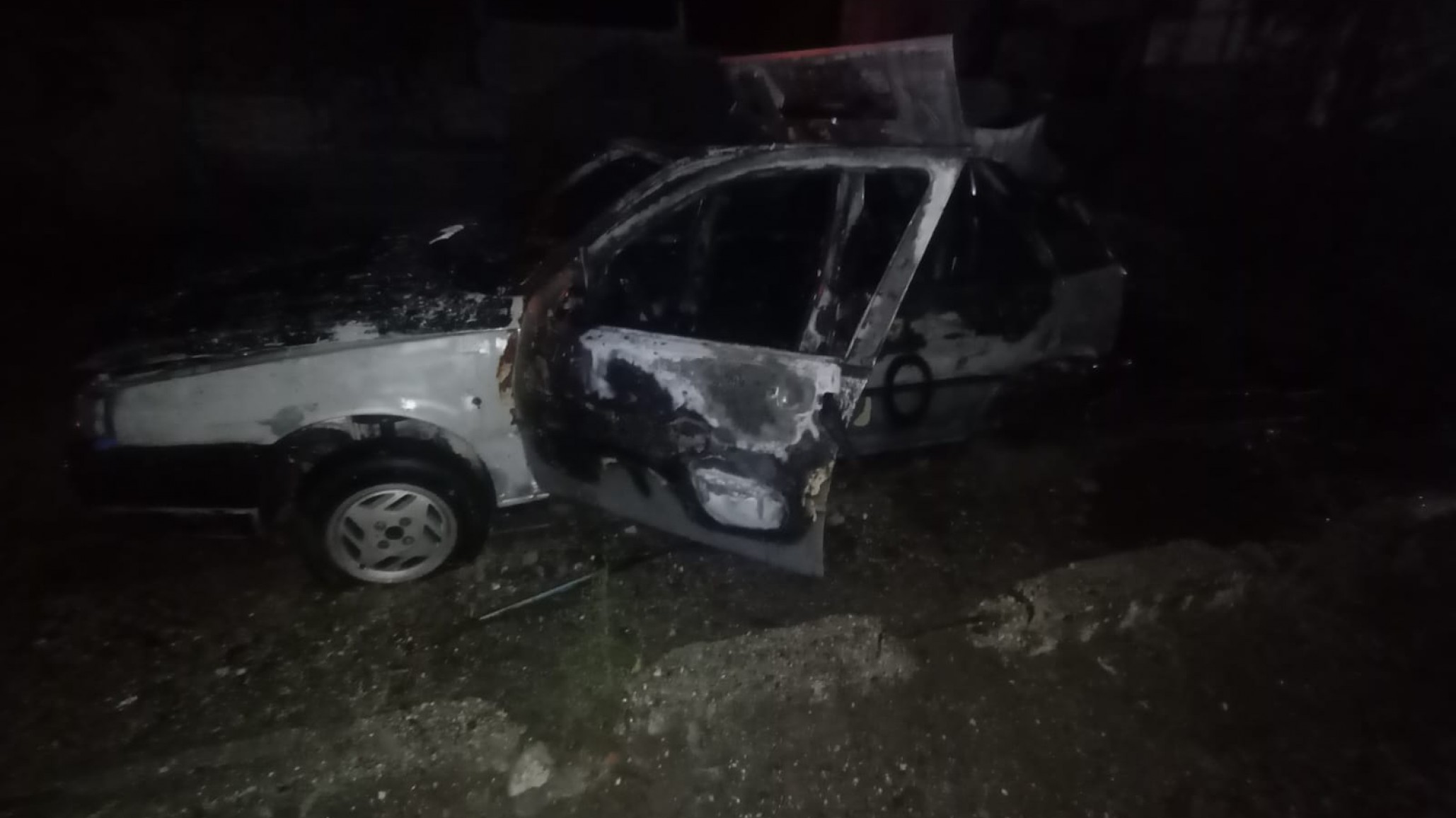 Un auto abandonado quedó en llamas a la madrugada