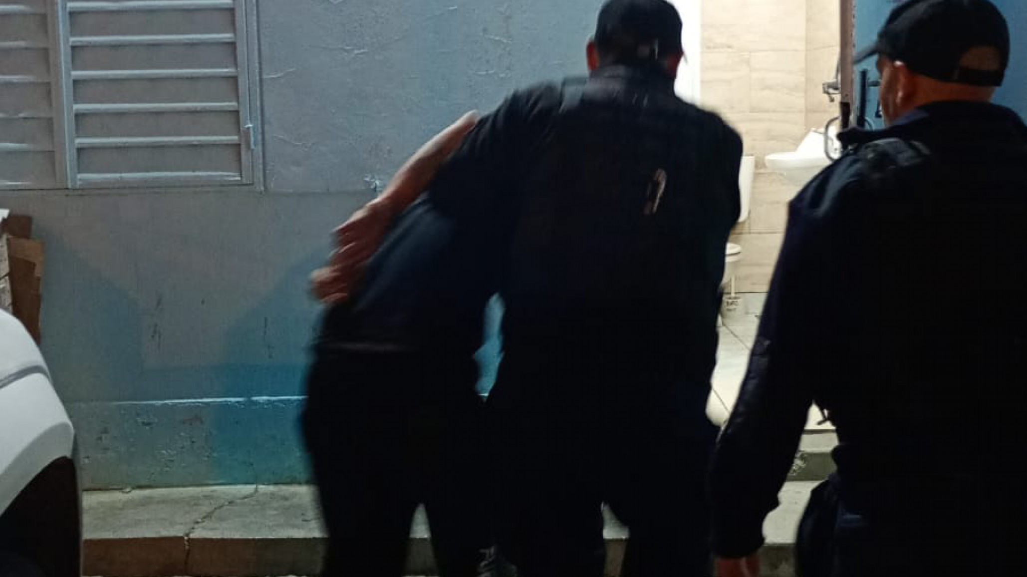 Lo pescaron robando herramientas de un auto y quiso escapar metiéndose en una casa