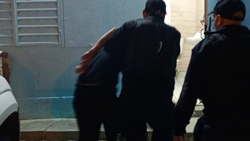 Lo pescaron robando herramientas de un auto y quiso escapar metiéndose en una casa
